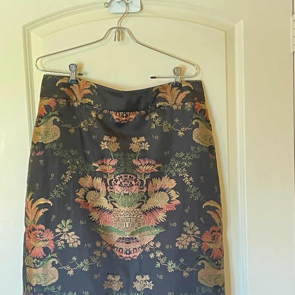 Silk Skirt. Waist 35”, Length 24”